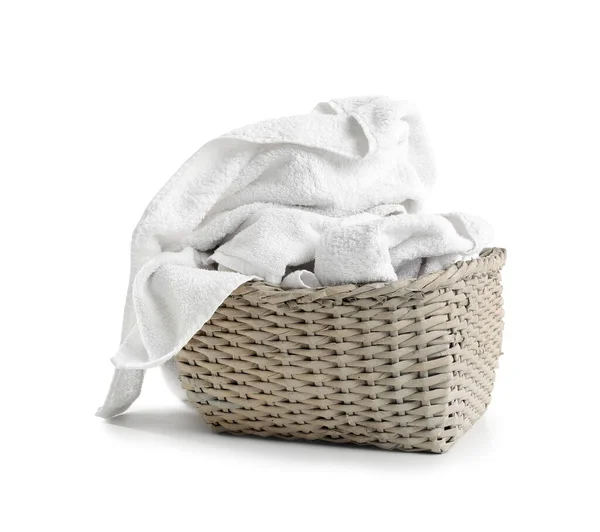 Korb Mit Schmutzigen Handtüchern Auf Weißem Hintergrund — Stockfoto