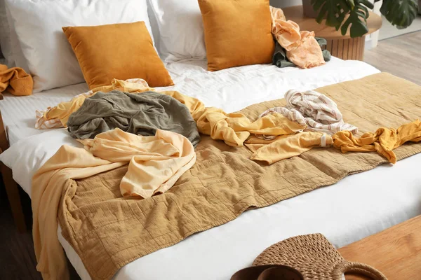 Грязная Одежда Кровати Спальне — стоковое фото