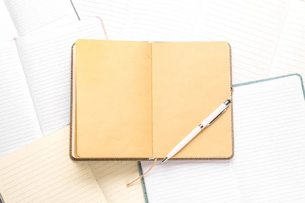 Wiele Otwartych Notebooków Długopisów Jako Tło — Zdjęcie stockowe