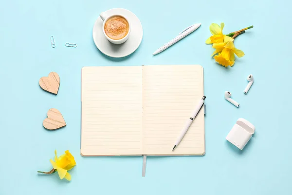 Samenstelling Met Notitieboekje Kop Koffie Oortjes Mooie Narcissen Bloemen Blauwe — Stockfoto