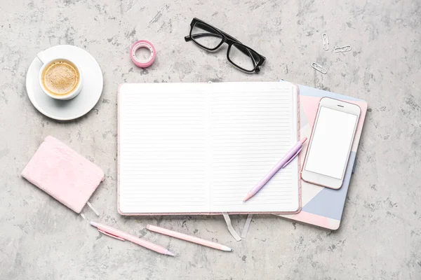 笔记本 眼镜和茶杯在灰色桌子上的组合 — 图库照片