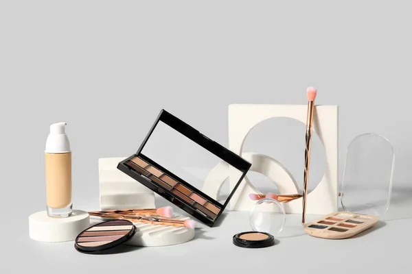 Decorative Cosmetics Eyeshadows Brushes Podiums Light Background — Stock Photo, Image