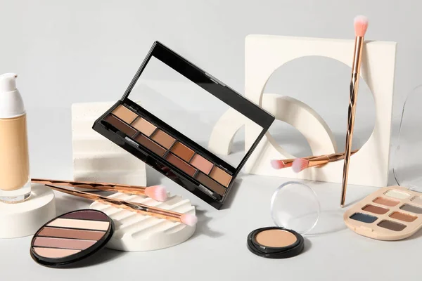 Decorative Cosmetics Eyeshadows Brushes Podiums Light Background — Stock Photo, Image