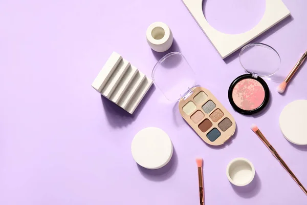 Eyeshadows Highlighter Brushes Podiums Lilac Background — Stock Photo, Image
