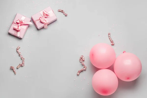 Rahmen Aus Geschenkschachteln Luftballons Und Serpentinen Auf Grauem Hintergrund — Stockfoto