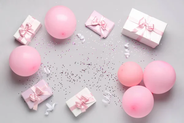 Caixas Presente Balões Serpentina Confete Sobre Fundo Cinza — Fotografia de Stock