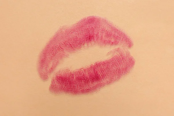 Lippenstift Kussmarke Auf Beigem Hintergrund — Stockfoto