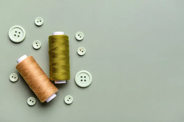 Composition Thread Spools Buttons Grey Background — Stock Photo, Image