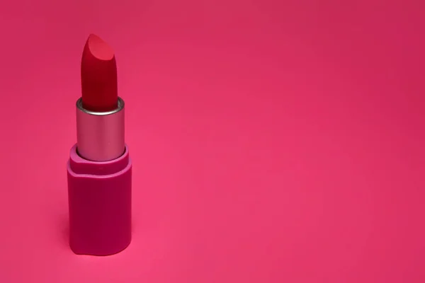 분홍색 배경의 아름다운 립스틱 — 스톡 사진