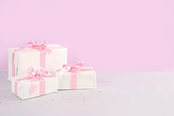 Cadeaudoosjes Met Mooie Strikjes Confetti Roze Achtergrond — Stockfoto