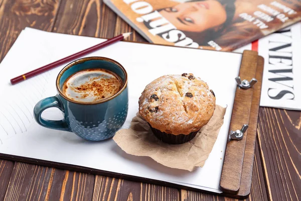 Xícara Café Com Muffin Esboço Fundo Madeira Close — Fotografia de Stock