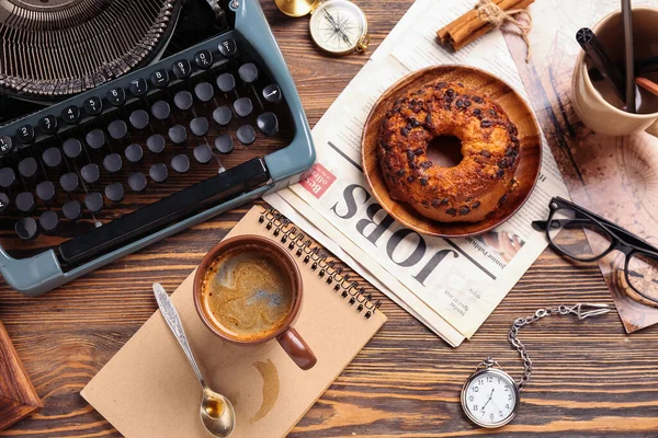 Kopje Koffie Met Schrift Schrijfmachine Krant Broodje Kaart Houten Ondergrond — Stockfoto