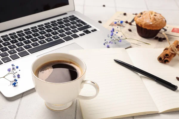 Kopje Koffie Met Notebook Bloemen Laptop Witte Tegeltafel Close — Stockfoto