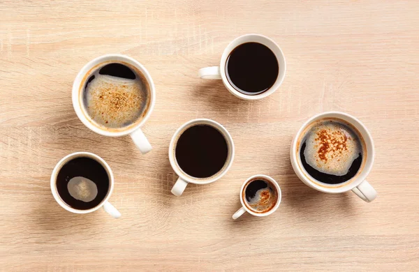 Kopjes Koffie Een Lichte Houten Achtergrond — Stockfoto