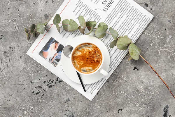 Καφές Κουτάλι Κλαδί Ευκαλύπτου Και Εφημερίδα Φόντο Grunge — Φωτογραφία Αρχείου