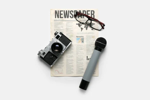 Journal Avec Microphone Appareil Photo Lunettes Sur Fond Blanc — Photo