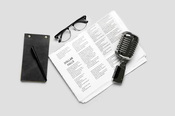 Journal Avec Microphone Lunettes Cahier Sur Fond Clair — Photo