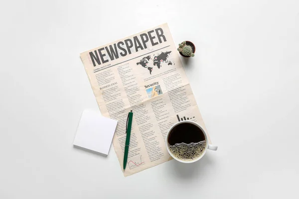 白い背景にコーヒー ペンとサボテンのカップと新聞 — ストック写真
