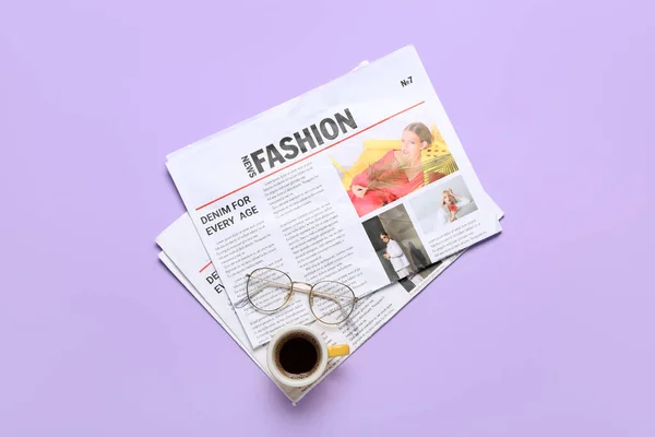 带眼镜的报纸和淡紫色背景的咖啡 — 图库照片