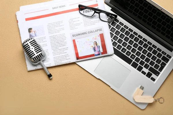 Newspaper Microphone Eyeglasses Usb Flash Drive Laptop Beige Background — Stock Photo, Image