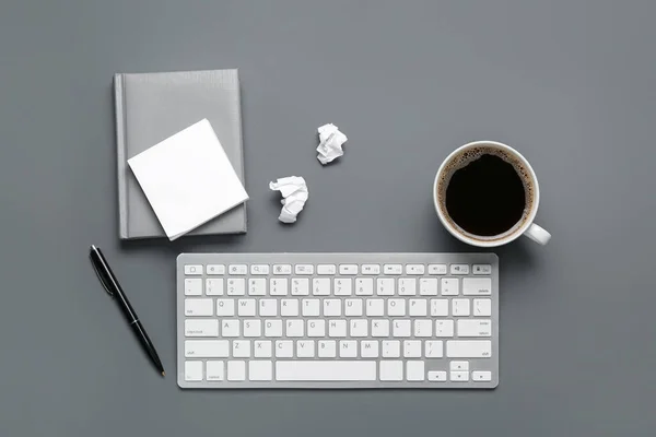 Computertastatur Mit Notizbuch Haftnotizen Und Tasse Kaffee Auf Dunklem Hintergrund — Stockfoto