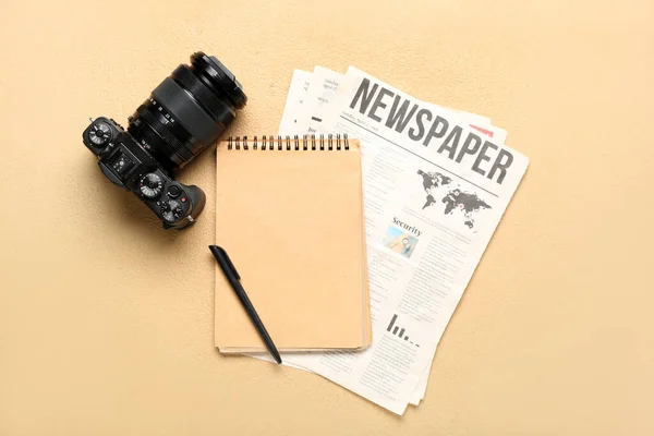 ノートと写真のカメラを持つ新聞ベージュの背景 — ストック写真