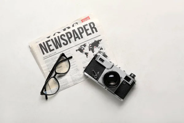 Újság Szemüveg Fényképezőgép Fehér Háttér — Stock Fotó