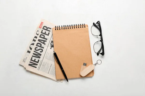 Notebook Usb Flash Diskem Novinami Brýlemi Bílém Pozadí — Stock fotografie