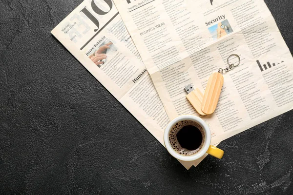 Periódicos Con Unidad Flash Usb Taza Café Sobre Fondo Oscuro — Foto de Stock