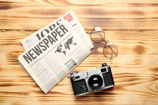 Newspapers Eyeglasses Photo Camera Wooden Background — Stock Photo, Image