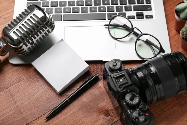 Laptop Eyeglasses Sticky Notes Microphone Photo Camera Wooden Background Closeup — Stock Photo, Image