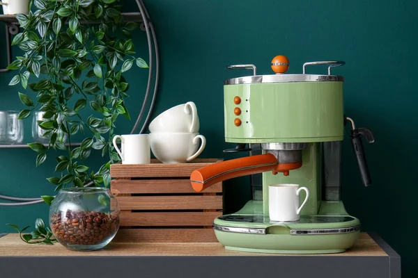 Modern Coffee Machine Cups Jar Beans Table Green Wall — Stock Photo, Image