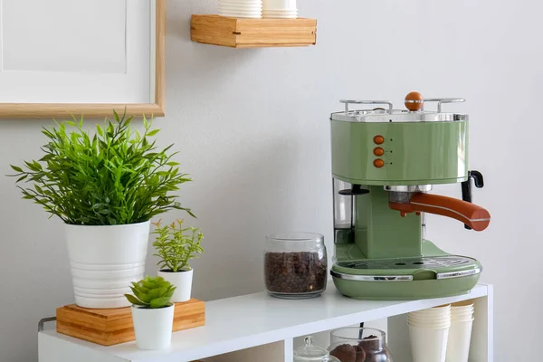 Modern Kahve Makinesi Fasulyeli Kavanoz Beyaz Duvarın Yanındaki Masada Bitkiler — Stok fotoğraf