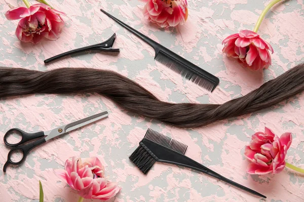 Composition Hairdresser Tools Hair Strand Tulip Flowers Pink Table — Stock Photo, Image