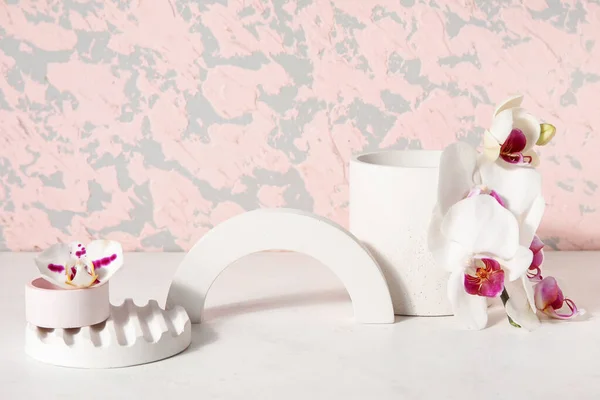 Декоративные Гипсовые Подиумы Красивые Цветы Орхидеи Белом Столе Возле Розовой — стоковое фото