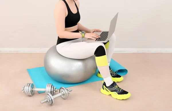Sporty Woman Using Laptop Fitball Gym — Stock Photo, Image