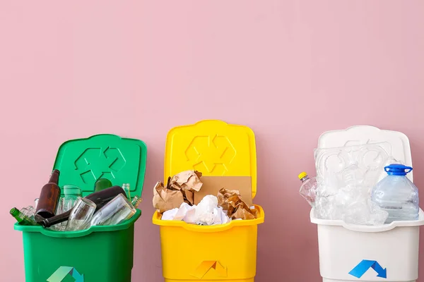 Caixotes Lixo Com Símbolo Reciclagem Lixo Diferente Perto Parede Rosa — Fotografia de Stock