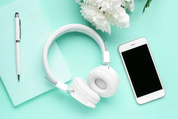 Мобильный Телефон Наушники Ноутбук Хризантемы Цветы Цветном Фоне — стоковое фото