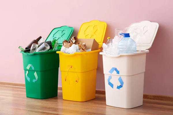 Caixotes Lixo Com Símbolo Reciclagem Lixo Diferente Perto Parede Rosa — Fotografia de Stock