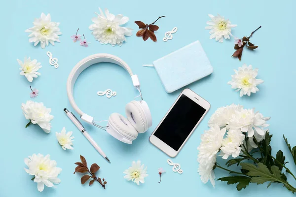 Composición Con Auriculares Modernos Teléfono Móvil Cuaderno Hermosas Flores Fondo —  Fotos de Stock