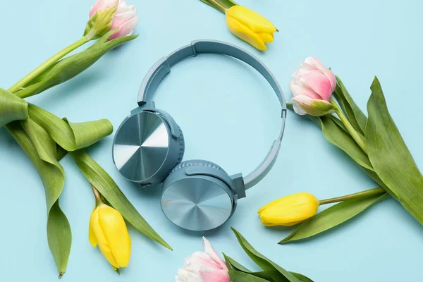 Modern Wireless Headphones Beautiful Tulip Flowers Color Background — Stock Photo, Image