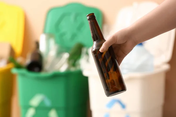 Mulher Atirar Lixo Para Caixote Lixo Perto Conceito Reciclagem — Fotografia de Stock