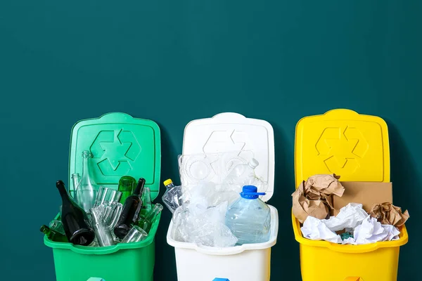 Papeleras Con Símbolo Reciclaje Diferentes Basura Cerca Pared Verde — Foto de Stock