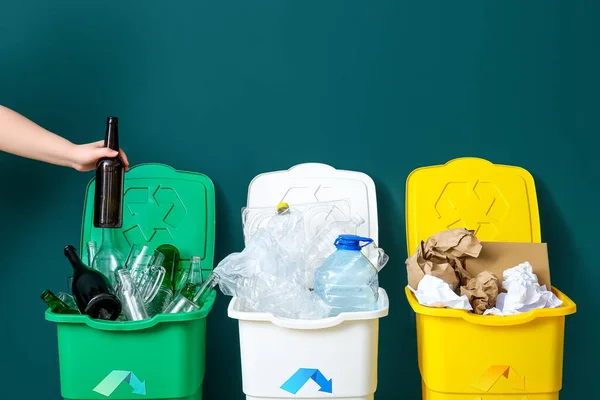 Mulher Atirar Lixo Para Caixote Lixo Perto Parede Verde Conceito — Fotografia de Stock