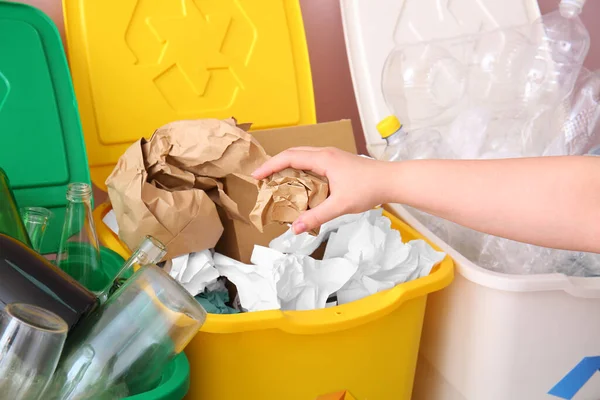 Mulher Atirar Lixo Para Lixo Perto Parede Cor Rosa Conceito — Fotografia de Stock