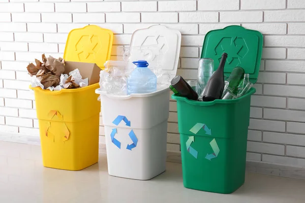 Δοχεία Απορριμμάτων Σύμβολο Ανακύκλωσης Και Διάφορα Σκουπίδια Κοντά Λευκό Τοίχο — Φωτογραφία Αρχείου