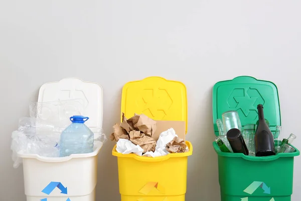 Geri Dönüşüm Sembollü Çöp Kutuları Beyaz Duvarın Yanındaki Farklı Çöpler — Stok fotoğraf
