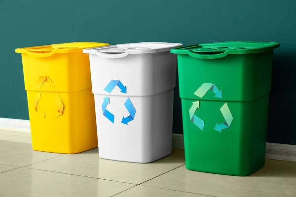 Diferentes Lixeiras Com Símbolo Reciclagem Perto Parede Verde — Fotografia de Stock