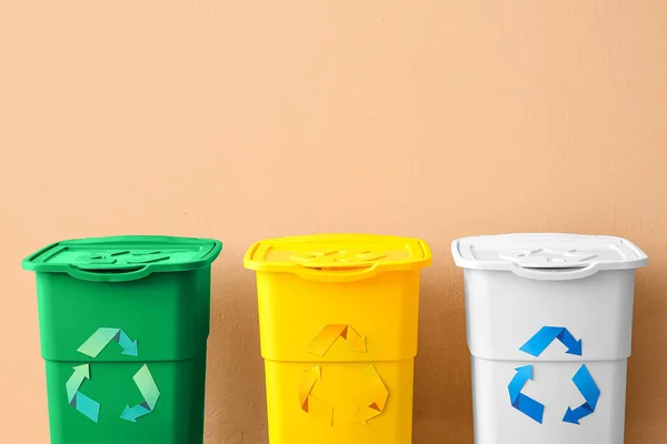 Verschiedene Mülltonnen Mit Recycling Symbol Der Nähe Der Beigen Wand — Stockfoto