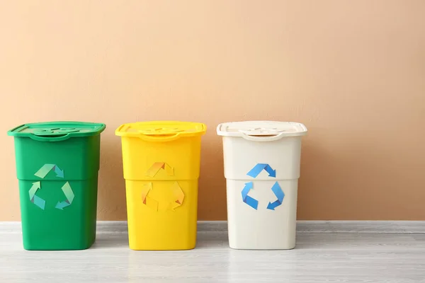 Diferentes Lixeiras Com Símbolo Reciclagem Perto Parede Bege — Fotografia de Stock